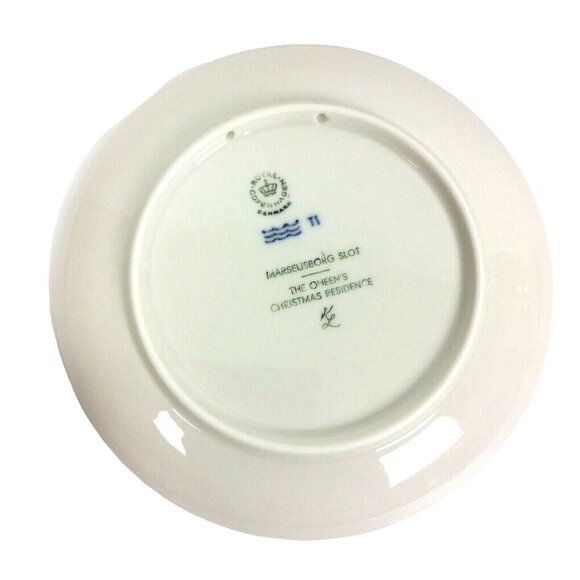 Royal Copenhagen 1975 Christmas Plate Marselisborg Palace Design By Kai Lange - Picture 3 of 5